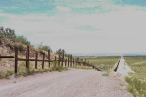 Imagen de una zona de la frontera entre Agua Prieta (México) y Douglas (Arizona, EEUU), donde en lugar de una valla de varios metros solo existe una barrera vehicular. En medio de la crisis provocada por la masiva llegada a Texas de menores sin acompañante procedentes de Centroamérica, la Patrulla Fronteriza en Arizona presume de tener la frontera más segura del país gracias a una drástica disminución en el cruce ilegal. Después de dos décadas de ser la frontera más transitada por indocumentados, con casi medio millón de detenciones, las cifras muestran que el año pasado fue la primera vez en los últimos 22 años que Texas supera en arrestos a Arizona, y esta situación se ha agravado con la crisis generada por el cruce de menores centroamericanos. De los 57.000 niños detenidos en lo que va de año fiscal 2014, que comenzó el 1 de octubre del 2013, 6.945 cruzaron por Arizona, según datos oficiales. EFE/PAULA DIAZ