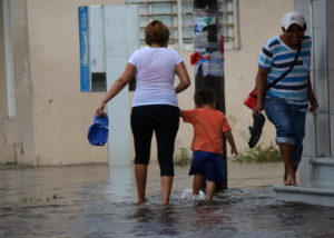 EARL INGRESA A MÉXICO Y PROPICIA TORMENTAS EN EL SUR DEL PAÍS