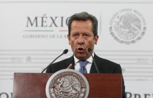 MEX22.CIUDAD DE MÉXICO(MÉXICO) ,24 /09/201- El portavoz del Gobierno, Eduardo Sánchez, habla hoy, jueves 24 de septiembre de 2015, durante una rueda de prensa donde informó que los familiares de los jóvenes presentaron al presidente un documento con ocho demandas que fue firmado por Peña Nieto "como acuse de recibo". El presidente mexicano ordenó hoy la creación de una fiscalía especializada para la búsqueda de personas desaparecidas en la reunión celebrada con los padres de los 43 estudiantes desaparecidos en Iguala hace un año. EFE/ Mario Guzmán