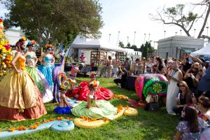 El cementerio Hollywood Forever, de Los Ángeles, dedicará la próxima celebración del Día de los Muertos al tema del árbol de la vida, en una jornada en la que volverán a destacar los altares de recordación, arte folclórico y la música en vivo con artistas internacionales, informó hoy esta institución. EFE