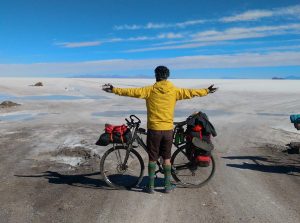 Imagen en el Salar de Uyuni (Bolivia) de Juan Dual, un enfermero español de 31 años que perdió parte del aparato digestivo a causa de un cáncer, recorrió las rutas de Bolivia en bicicleta y se dirige hacia Argentina en una campaña por Latinoamérica para prevenir contra esa enfermedad. Dual comenzó su travesía el 15 de noviembre pasado en Nicaragua, continuó por Panamá, Colombia, Ecuador, Perú, ahora está en Bolivia y prevé concluirla a finales de año en el llamado "fin del mundo", en la ciudad argentina de Ushuaia, que visitará después de Chile. EFE/CORTESÍA JUAN DUAL/SOLO USO EDITORIAL