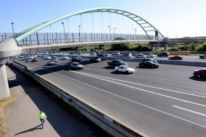 JGM05. MARIN HEADLANDS (EEUU), 19/05/09 .- Vista de una autopista en Berkeley, California (EEUU) hoy, 19 de mayo de 2009. El presidente estadounidense, Barack Obama, anunció este martes ante los ejecutivos de fabricantes estadounidenses de automóviles, líderes sindicales y activistas ambientales, un programa nacional sobre los nuevos estándares de consumo de combustible de vehículos. EFE/JOHN G. MABANGLO