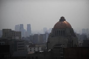 EFEMEX19. CIUDAD DE MÉXICO (MÉXICO), 20/05/2016.- Vista de la Ciudad de México hoy, viernes 20 de mayo de 2016, donde las autoridades activaron la primera fase de emergencia ambiental por ozono debido al estancamiento de los contaminantes en el aire. A las 15.00 hora local (20.00 GMT) se detectaron 178 puntos Imeca (Índice Metropolitano de la Calidad del Aire) en la delegación de Santa Fe, superior a los 150 puntos establecidos para dictaminar la primera fase de la contingencia.  EFEMEX/STR