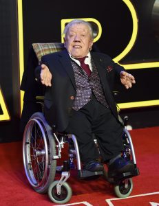 El actor británico Kenny Baker, famoso por encarnar al androide R2-D2. EFE