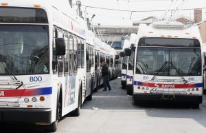 El gobierno reforzó hoy las exigencias de eficiencia en el consumo de combustible para los autobuses y camiones dentro del plan del presidente Barack Obama de reducir las emisiones de gas de efecto invernadero en su lucha contra el calentamiento global. EFE