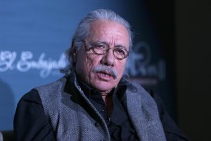 El alcalde de Los Ángeles, el demócrata Eric Garcetti, y el célebre actor hispano Edward James Olmos lanzaron hoy la campaña "Este año tu voto es cosa seria", con la que instan a los latinos a que se registren y acudan a las urnas en las elecciones del 8 de noviembre. EFE