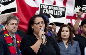 Activistas latinos manifestaron hoy incredulidad y rechazo ante las declaraciones del candidato republicano a la Casa Blanca, Donald Trump, de "suavizar" su propuesta de deportar a los inmigrantes indocumentados que residen el país. EFE