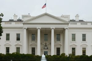 MHR10. WASHINGTON, D.C. (EEUU), 20/07/12.- Vista de la bandera estadounidense puesta a media asta en la Casa Blanca hoy, viernes 20 de julio de 2012, en Washington D.C. (EEUU). El presidente Barack Obama interrumpió un viaje de dos días de su gira de campaña en la Florida tras el tiroteo en un cine de Denver, en el estado de Colorado, en el que han muerto 12 personas y otras 59 han resultado heridas. El presidente declaró, además, cinco días de luto por el tiroteo. EFE/MICHAEL REYNOLDS