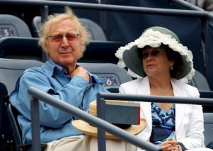 El actor estadounidense Gene Wilder (i) presencia junto a una mujer no identificada el partido de cuartos de final del Abierto de Estados Unidos que enfrentó a la tenista rusa Anna Chakvetadze contra la israelí Shahar Peer en las pistas de Flushing Meadows en Nueva York hoy, miércoles 5 de septiembre. EFE/Andrew Gombert.