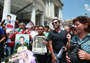 Fans of late Mexican singer Juan Gabriel gather outside the Palace of Fine Arts to honor the cultural icon. EFE