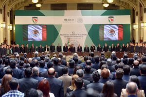 Fotografía cedida por Presidencia del mandatario de México, Enrique Peña Nieto (c), quien habla hoy, martes 30 de agosto de 2016, durante la 40 Sesión del Consejo Nacional de Seguridad Pública, celebrada en la capital mexicana, donde anunció la puesta en marcha de un plan para combatir el "reciente repunte de homicidios dolosos" en el país, y que estará focalizado en aquellos municipios que congregan el 42 % de estos delitos. EFE