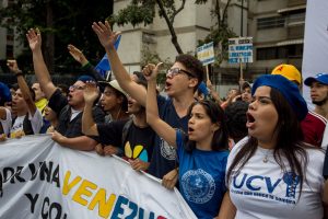 Un grupo de personas participan hoy, jueves 1 de septiembre de 2016, en una manifestación denominada "Toma de Caracas", una marcha convocada hace semanas por la alianza de partidos Mesa de la Unidad Democrática (MUD) para presionar al Poder Electoral por la agenda del referendo, que impulsa la oposición, para revocar al presidente venezolano Nicolás Maduro en la ciudad de Caracas (Venezuela). EFE