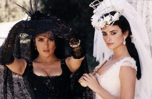 Mexico's Salma Hayek Salma Hayek (L) next to Penélope Cruz (R) during the filming of the movie"Las Bandidas". EFE