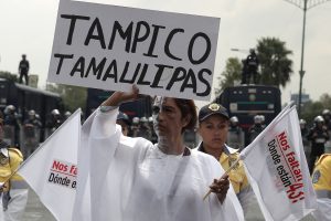 Miles de trabajadores de la Coordinadora Nacional de Trabajadores de la Educación (CNTE) y diferentes organizaciones marchan hoy, jueves 1 de septiembre de 2016, hacia la Cámara de Diputados, en Ciudad de México (México), en el marco de la entrega del cuarto informe de gobierno del Presidente Enrique Peña Nieto. EFE