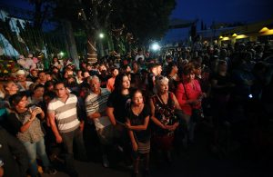 Personas aguardan afuera de la casa del artista mexicano Juan Gabriel hoy, viernes 2 de septiembre de 2016, en Ciudad Juárez (México). En esta urbe fronteriza en el norteño estado de Chihuahua se llevaran a cabo los homenajes póstumos al artista conocido como el Divo de Juárez, con una serie de presentaciones de grupos musicales que interpretarán sus melodías. EFE