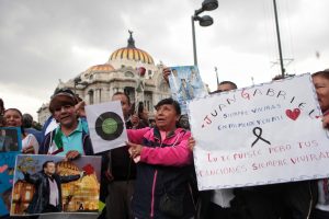 Si en vida Juan Gabriel ya era todo un mito, la muerte no hace más que agrandar la leyenda del artista que con su música consiguió unir a generaciones de mexicanos, recordaron hoy los seguidores de diversas edades que se acudieron a su homenaje en el Palacio de Bellas Artes. EFE