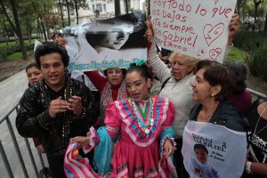 Mexicanos esperan la llegada de las cenizas del cantautor mexicano fallecido el pasado 28 de agosto, Juan Gabriel, a las afueras del Palacio de Bellas Artes en Ciudad de México (México), para rendirle homenaje al artista hoy, lunes 5 de septiembre de 2016. El secretario de Cultura de México, Rafael Tovar y de Teresa, estimó hoy que unas 500.000 personas despedirán este lunes por la tarde al cantautor mexicano Juan Gabriel, en un homenaje en el Palacio de Bellas Artes, en el centro histórico de esta capital, donde llegarán sus cenizas en las próximas horas. EFE