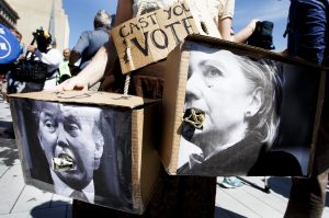 El candidato presidencial republicano, Donald Trump, aseguró hoy que se batirá con su rival, Hillary Clinton, en los tres debates presidenciales programados para los próximos meses y que tradicionalmente tienen una gran importancia en la opinión pública de Estados Unidos. Foto EFE