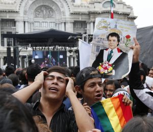 Seguidores del fallecido cantante mexicano Juan Gabriel acompañan el paso del cortejo fúnebre hoy, lunes 5 de septiembre de 2016, por calles de Ciudad de México (México). Miles de personas recibieron hoy bajo la lluvia, con cánticos, gritos y lágrimas, las cenizas del cantautor Juan Gabriel en el Palacio de Bellas Artes de Ciudad de México, lugar escogido para el homenaje al "Divo de Juárez", fallecido hace ocho días. Foto EFE