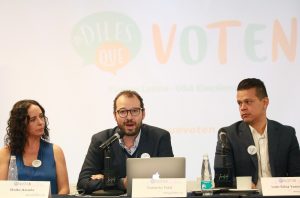 Integrantes de la Organización "Diles Que Voten", Maite Azuela (i), Roberto Trad(c), e Iván Silva (d) hablan hoy, martes 6 de septiembre del 2016, durante la presentación del programa "Diles que voten", en Ciudad de México, para responder a aquellos connacionales que se preguntan "qué pueden hacer" frente a las próximas elecciones presidenciales en Estados Unidos. EFE