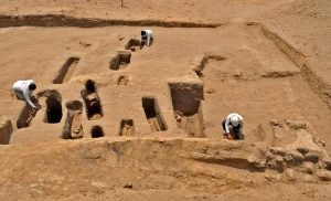 LIM01. LAMBAYEQUE (PERÚ), 06/09/2016.- Fotografía sin fecha cedida por el Ministerio de Cultura de Perú hoy, martes 6 de septiembre de 2016, de uno de los 13 entierros de la época Chimú-Inca (siglos XV y XVI) con significativas ofrendas de cerámica, formas y elementos decorativos que definen la filiación cultural, como parte del Proyecto Arqueológico Chotuna-Chornancap en Chornancap, Lambayeque (Perú). EFE/MINISTERIO DE CULTURA/SOLO USO EDITORIAL/NO VENTAS