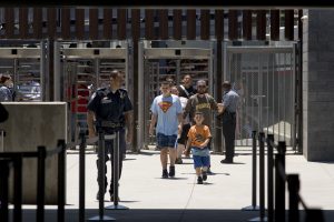 Vista de las primeras personas en usar el nuevo cruce peatonal denominado PedWest de San Ysidro hoy, viernes 15 de julio 2016, en San Diego, Califonia. La embajadora de Estados Unidos en México y su homólogo mexicano en Washington inauguraron hoy un nuevo cruce peatonal situado entre Tijuana (Baja California, México) y San Diego (California), considerada como la frontera más transitada del mundo. La apertura del cruce ofrecerá una nueva opción de cruce para los más de 20.000 peatones que transitan diariamente entre ambos países, así como la apertura de más carriles de procesamiento pretende agilizar el tiempo de espera para ingresar a Estados Unidos. EFE/David Maung