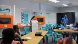 Varios estudiantes del programa Upward Bound, dirigido a alumnos de secundaria de escuelas en Miami Dade ubicadas en barrios marginales, atienden a una clase en el museo de Ciencias Patricia and Phillip Frost de Miami. Uno de los retos para el avance de la comunidad latina es la educación que, aunque ha mejorado, tiene una tarea pendiente con las llamadas carreras STEM (ciencias, computación, ingeniería y matemáticas) en la cuales la representación hispana es todavía es baja. Según datos del Centro Hispano Pew, en 2012 el 69 % de los latinos que se graduaron de la secundaria fueron a la universidad, frente al 66 % de los estudiantes en general. EFE/CLAUDIA SOLIS