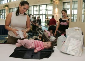 Verónica León de Caracas, se dispone a cambiarle el pañal a su bebita Jazlyn de 4 meses, ayer, domingo 5 de febrero, en Fort Lauderdale, durante la feria de bebés más grande de EEUU que se celebra anualmente en el estado floridano. Miles de padres asistieron a dicho evento celebrado en el Centro de Convenciones de Fort Lauderdale, donde grandes compañías especializadas en bebés exhibieron diversos productos dirigidos a este mercado, el cual según estudios revelados por algunos medios locales, han sido evaluados aproximadamente en 29 mil millones de dólares. EFE/John Riley