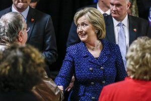 La candidata presidencial demócrata Hillary Clinton habla frente a varios votantes hoy, jueves 21 de enero de 2016, durante un evento de campaña en el Vinton Skating Center en Vinton, Iowa (Estados Unidos). La asamblea de Iowa se realizará el 1 de febrero de 2016 y será la primera prueba para los candidatos sobre la nominación de sus partidos. EFE/TANNEN MAURY