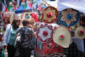 Sombreros y productos alusivos a la celebración de la independencia de México se observan hoy, miércoles 14 de septiembre de 2016, en Ciudad de México (México). Trajes tradicionales, corbatines, bigotes del revolucionario Pancho Villa o uñas con la bandera nacional permiten estos días festejar el Día de la Independencia en México como todo un patriota, en un año donde muchos buscan combatir con símbolos la polémica visita de Donald Trump. EFE