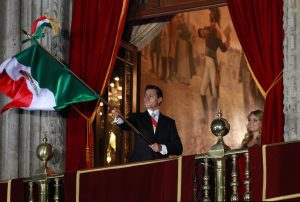 MX01. CIUDAD DE MÉXICO (MÉXICO), 15/09/2016.- El presidente de México, Enrique Peña Nieto, y la primera dama Angélica Rivera (d) participa en la festividad del Grito de Independencia desde el balcón de Palacio Nacional hoy, viernes 16 de septiembre de 2016, en Ciudad de México (México). EFE/Mario Guzmán