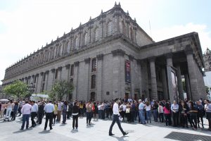 Miles de personas participan en un simulacro de emergencia sísmica hoy, lunes 19 de septiembre de 2016, en la ciudad de Guadalajara (México). Este lunes se cumplen 31 años del sismo que causó alrededor de 10.000 muertos, de acuerdo con cifras oficiales. EFE/Ulises Ruiz Basurto