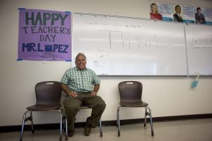 El catedrático Arturo "Art" López posa para EFE en una de sus clases en el High School de Chula Vista, en el sur de California. Desde su trinchera en un laboratorio de computación quiere forjar el camino para que estudiantes latinos aspiren a los empleos mejor pagados en Estados Unidos. López, dedicado a la docencia desde hace más de 20 años, fue reconocido recientemente como uno de los mejores 100 maestros de Ciencias de Computación en el país, rama que desea llevar a todas las preparatorias públicas como una herramienta previa a la universidad. Su conocimiento del tema lo llevó a ser asesor e instructor para un programa piloto creado por la Fundación Nacional de las Ciencias (NSF), enfocado en desarrollar y promover un currículum de informática dentro de las escuelas públicas, donde hasta hace unos años era prácticamente inexistente. EFE/DAVID MAUNG