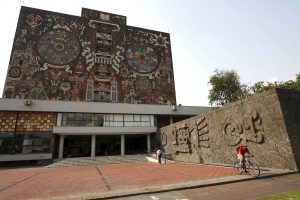 Imagen tomada ayer del exterior del edificio de la Universidad Nacional Autónoma de México (UNAM), que ha ganado el Premio Príncipe de Asturias de Comunicación y Humanidades 2009 tras superar en las últimas rondas de votaciones a la candidatura del diario estadounidense The New York Times. EFE