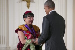 El presidente de EE.UU., Barack Obama (d), otorga la Medalla Nacional de las Artes a la escritora de origen mexicano Sandra Cisneros (i) durante una ceremonia celebrada en la Casa Blanca, Washington, Estados Unidos hoy, 22 de septiembre de 2016. Las Medallas Nacionales de las Artes y Humanidades reconocen la labor de quienes sobresalen en estos campos. EFE/Shawn Thew