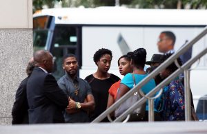 Familiares de Keith Lamont Scott se reúnen hoy, jueves 22 de septiembre de 2016, a las afueras de la Casa de Justicia del Condado de Meckenburg en Charlotte, Carolina del Norte (EE.UU.). Scott fue abatido a tiros por un policía el pasado 20 de septiembre. EFE