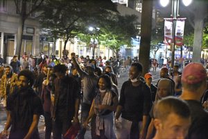 Manifestantes protestan en el centro de Charlotte en Carolina del Norte (Estados Unidos) ayer, 22 de septiembre de 2016. Cientos de personas protestaron en las calles de una militarizada Charlotte en la tercera noche de manifestaciones raciales pese a que rige un toque de queda decretado después del fallecimiento del hombre herido de bala este miércoles. EFE/Caitlin Penna