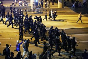 Policías antimotines despejan la autopista I-277 de manifestantes por las calles del centro de Charlotte, Carolina del Norte. El gobernador de ese estado declaró el estado de emergencia después que centenares de personas se tomaran las calles de la ciudad durante dos dias, en protesta por la muerte del afroamericano Keith Lamont Scott, a manos de la policía. EFE