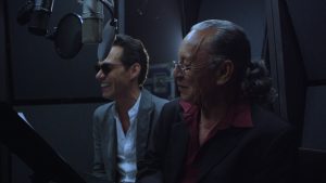 El cantante Marc Anthony y su padre, el puertorriqueño Felipe Muñiz, de 81 años, presentaron hoy su primer tema juntos, el bolero "Dejé de amar", compuesto por Medardo Rovayo. El lanzamiento coincide con la celebración del Mes de la Herencia Hispana y quiere ser un tributo del rey de salsa a su progenitor, de quien heredó su pasión por la música. Igualmente, se ha puesto a disposición de sus seguidores un documental en que ambos comparten recuerdos de la vida y de la carrera del intérprete de "Valió la pena", que creció en El Barrio latino de Harlem, en Nueva York. EFE