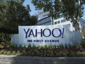 Fotografía de archivo que muestra el logotipo de Yahoo en su sede en Sunnyvale, California, Estados Unidos, el 20 de agosto de 2015. El gigante de internet Yahoo volvió a recibir un varapalo a sus proyecciones de futuro al anunciar ayer, 22 de septiembre de 2016, que piratas informáticos que pudieron tener apoyo de un gobierno extranjero le robaron información privada de 500 millones de sus cuentas. Foto EFE