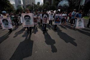 Familiares de los 43 normalistas desaparecidos protestan hoy, martes 26 de julio de 2016, en Ciudad de México (México), al cumplirse 22 meses de la desaparición de los estudiantes y señalaron que están "como el primer día" por el nulo avance en las pesquisas. "A 22 meses de la desaparición forzada de nuestros 43 compañeros el balance (en la investigación) que hace el movimiento (de padres) no es positivo. Es un balance que nos indica que estamos como el primer día", dijo el abogado de los padres Vidulfo Rosales. Foto EFE