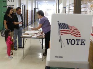 La colombiana Johana Bernal, su hija Ayelen Bernal y su marido Tony Yapias recogen las papeletas de voto hoy, martes 6 de noviembre 2012, en un centro de votación en West Jordan, Utah. Tradicionalmente blanco, republicano y mormón, el estado de Utah ha experimentado en la última década un enorme crecimiento de la población hispana, unos nuevos vecinos que en muchos casos votaron hoy por primera vez animados por un servicio de taxi gratis y papeletas en español. EFE