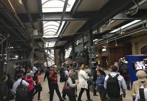 Fotografía facilitada por el usuario de Twitter ·daverichman que muestra a varias personas que abandonan la plataforma tras la colisión de un tren en la localidad de Hoboken, en el estado de Nueva Jersey, Estados Unidos, hoy 29 de septiembre de 2016. Al menos 3 muertos y 200 personas han resultado heridas, mientras que el canal ABC afirma que hay pasajeros aún atrapados dentro de los vagones. EFE