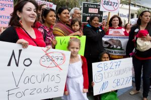 Mujeres protestan contra el proyecto de ley que elimina excepciones para la aplicación de vacunas a menores que quieran asistir a guarderías y escuelas públicas estatales hoy, sábado 16 de mayo de 2015, a las afueras de la convención estatal del partido Demócrata, en Anaheim, California. "Este proyecto le quita el derecho a la educación a mi hijo, no podrá ir a la escuela pública simplemente porque los legisladores están apostando a creer 100 % en la ciencia y las vacunas no son una ciencia exacta", manifestó a EFE Martha Jaúregui, una mexicana y madre de un niño de 5 años. EFE