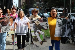 Un grupo de exbraceros mexicanos y familiares llegan hoy, viernes 13 de septiembre 2013, a la sede del consulado de México en nueva York para reclamar justicia y exigir al Gobierno de Estados Unidos y al de su país el pago de las pensiones que llevan siete décadas reclamando por los años que trabajaron como mano de obra agrícola en este país. EFE/Ruth E. Hernández