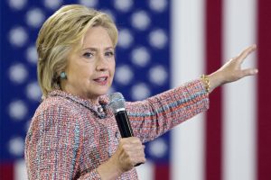 La candidata demócrata a la presidencia de Estados Unidos, Hillary Clinton, durante un acto de campaña en el Ernst Community Cultural Center en el Northern Virginia Community College en Annandale, Virginia (Estados Unidos) hoy, jueves 14 de julio de 2016. EFE/MICHAEL REYNOLDS