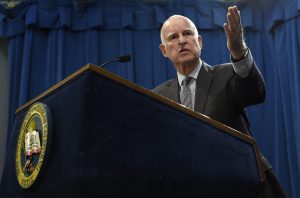 El gobernador de California Jerry Brown es visto hoy, jueves 14 de mayo de 2015, durante una sesión con medios de comunicación sobre el presupuesto estatal 2015-2016 en Sacramento, California (Estados Unidos). JOHN G. MABANGLO