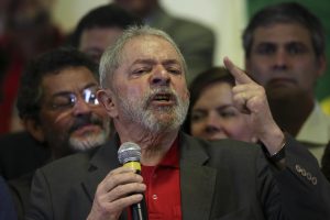 El expresidente de Brasil Luiz Inácio Lula da Silva hace un pronunciamiento hoy, jueves 15 de septiembre de 2016, en Sao Paulo (Brasil). Luiz Inácio Lula da Silva rechazó hoy las acusaciones de corrupción y lavado de dinero de la Fiscalía y, en un irónico y largo pronunciamiento, dijo que si le prueban algún delito irá caminando hasta la comisaría para su detención. "Prueben e iré caminando para ser detenido en Curitiba", afirmó el ex jefe de Estado al citar la ciudad desde donde la Fiscalía lidera todas las investigaciones sobre el gigantesco escándalo de corrupción en la petrolera Petrobras. Foto EFE