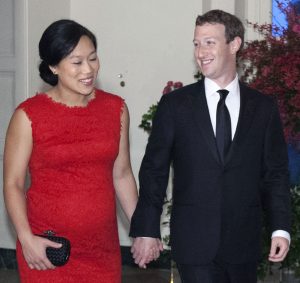 Mark Zuckerberg (R), Chairman and CEO of Facebook, and his wife Priscilla Chan arrive at the State Dinner for China's President President Xi and Madame Peng Liyuan at the White House in Washington, DC, USA, 25 September 2015. Xi is in the USA on a weeklong official visit.  Foto EFE