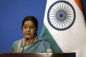 La ministra india de Exteriores, Sushma Swaraj, ofrece una rueda de prensa tras su reunión con el ministro chino de Exteriores, Wang Yi, y su homólogo ruso, Sergei Lavrov, en la casa de huéspedes del estado de Diaoyutai en Pekín (China) hoy, lunes 2 de enero de 2015. EFE